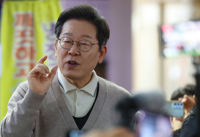 이재명 더불어민주당 대선 후보가 제3차 골목골목 경청투어로 경북지역 방문에 나선 9일 경북 영천시 영천공설시장에서 시장 상인 및 지지자들 앞에서 연설하고 있다. [영천=연합뉴스]